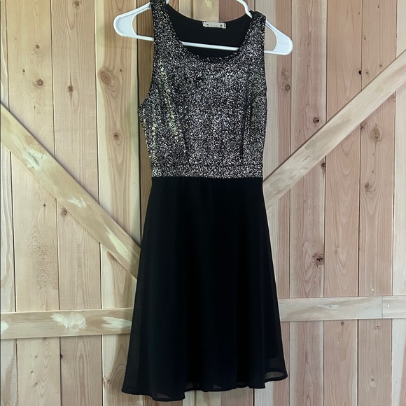 Elegant Black & gold Dress - Picture 1 of 8